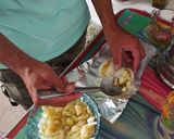 Foto del paso 2 de la receta: Cebollas asadas (rellenas de piña y Chile habanero)