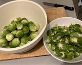 Foto del paso 1 de la receta: Coles de Bruselas asadas con mantequilla de ajo
