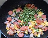 รูปขั้นตอนการทำที่ 6 ของ ข้าวผัดไข่ใส่แฮมไส้กรอกถั่วฝักยาว