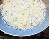 Foto del passaggio 3 della ricetta Risotto cacio e pere su cialda di parmigiano