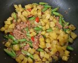 Foto langkah ke 3 dari resep 356.Tumis Kornet Pedas.