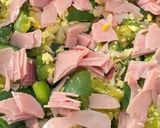 Foto del paso 3 de la receta: 🍽️ Minuta de zapallitos verdes, verdeo, huevo y jamón 🍳