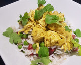 Foto del paso 7 de la receta: Curry de pollo y coco tostado sobre arroz basmati con guisantes y granada