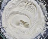 Foto del paso 4 de la receta: Mini torta cumpleañera de duraznos y crema 🎂🍑