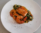 Foto del paso 11 de la receta: Salmón con salsa de espinacas y verduritas con gambas