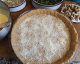 Foto del paso 5 de la receta: Quiche vegetariana de espárragos, setas shimiji marrón y crema de ricotta