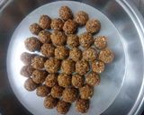 तीळ गूळाचे लाडू (til gudache ladoo recipe in marathi) रेसिपी स्टेप 6 फोटो
