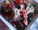 Foto del paso 4 de la receta: Ensalada de pasta con rúcula, granada, pollo y queso