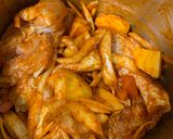 صورة لخطوة 6 من وصفة صينية فخاد وصدورة مع بصل وبطاطا وبندورة