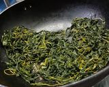 รูปขั้นตอนการทำที่ 2 ของ ผัดใบปอ (Fried Jute Leaves)