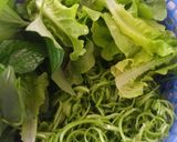 A picture of step 2 of Vegetarian Bún Huế.