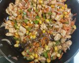 A picture of step 3 of Peri peri chicken macaroni.