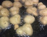 A picture of step 2 of Besan kay mini dahi balay.