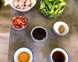 รูปขั้นตอนการทำที่ 1 ของ ผัดเผ็ดลูกชิ้นคะน้าราดข้าว