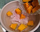 Foto langkah ke 4 dari resep Sup Ayam Labu Kuning.