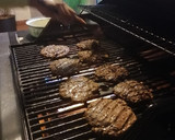 Foto del paso 3 de la receta: Hamburguesa de res (preparadas en familia)