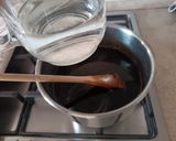 Foto del passaggio 4 della ricetta Liquore alla liquirizia fatto in casa