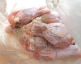 Foto del passaggio 1 della ricetta Honey Glazed Chicken - Pollo glassato alla salsa di soia e miele