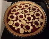 Foto del passaggio 2 della ricetta Crostata con marmellata di fragole e fragole fresche
