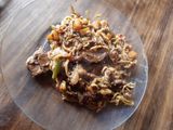 Fideos al wok de verduras y carne