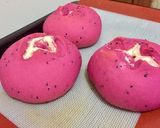 Foto langkah ke 9 dari resep Red Dragon Fruit Bun - Banh Mi Thanh Long Nui.
