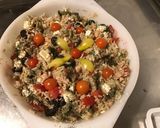 Une image de l'étape 11 de Salade de riz thon blanc, oignon de roscoff, feta, olives, tomates.