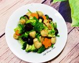 Hình bước làm 3 của món Bông Cải Xanh Xào Cá Viên+Nấm Đông Cô