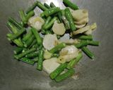 Foto langkah ke 2 dari resep Tumis Kacang Panjang Toge Bakso.