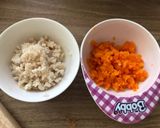 Hình bước làm 2 của món Cháo mực cà rốt cho bé từ 9 tháng trở lên