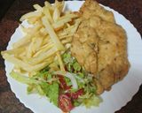 Foto del paso 7 de la receta: Pechuga de pollo rebozada y frita con papas fritas y ensalada