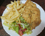 Foto del paso 7 de la receta: Pechuga de pollo rebozada y frita con papas fritas y ensalada