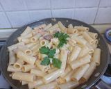 Foto del passaggio 5 della ricetta Rigatoni con salmone affumicato, prosciutto crudo e panna