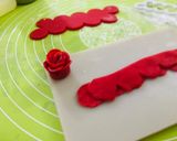 A picture of step 4 of Two-style fondant rose.