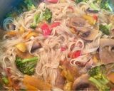Foto del paso 7 de la receta: Noodles de arroz en caldo de pescado, wakame y hortalizas 🚫📛🌶🔥