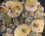 Foto del paso 3 de la receta: Merluza con almejas y gambitas