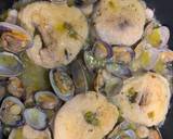 Foto del paso 3 de la receta: Merluza con almejas y gambitas