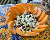 Une image de l'étape 12 de Salade de melon au concombre, tomate noire, oignon rouge et feta.