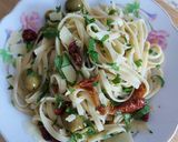 Linguine z suszonymi pomidorami i zielonymi oliwkami krok przepisu 2 zdjęcie
