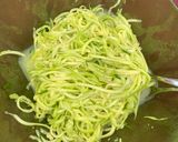 Une image de l'étape 1 de Salade de courgettes à la feta.