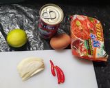 รูปขั้นตอนการทำที่ 1 ของ ยำบะหมี่ปลากระป๋องไข่ลวกยางมะตูม
