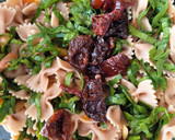 Foto del paso 4 de la receta: Ensalada con pasta farfalle integral, tomates secos, queso feta y más 😉💓