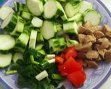 Foto langkah ke 1 dari resep Sop Oyong Bakso.