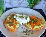 Une image de l'étape 4 de Tartines d'avocat toasts et son œuf poché au saumon.