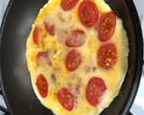 Foto del paso 3 de la receta: Tortilla de tomate cherry y taquitos de jamón