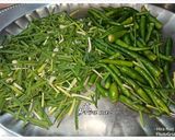 A picture of step 1 of Green Garlic Chutney.