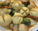 รูปขั้นตอนการทำที่ 7 ของ ผัดกระเพรา พริกแห้ง ลูกชิ้นปลาภูเก็ต หมูสามชั้น
