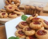 Foto langkah ke 8 dari resep Strawberry Thumbprint Cookies.