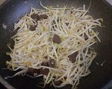 รูปขั้นตอนการทำที่ 3 ของ ผัดถั่วงอกไก่สับ เลือดไก่