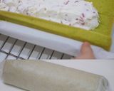 Foto langkah ke 7 dari resep Strawberry Matcha Roll Cake.