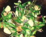 Foto langkah ke 3 dari resep Gereh besek tumis lombok ijo.